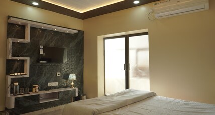 CLASSY5 Paying Guest House Room Type - Deluxe Double Bed Room with Private Balcony