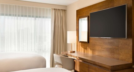 Embassy Suites by Hilton Phoenix Downtown North Room Type - 2 QUEEN 1 BEDROOM SUITE