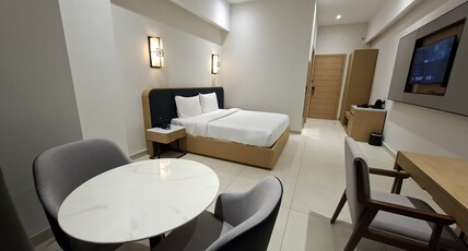 HOTEL THE GRAND EMERALD Room Type - Standard City View King Bed