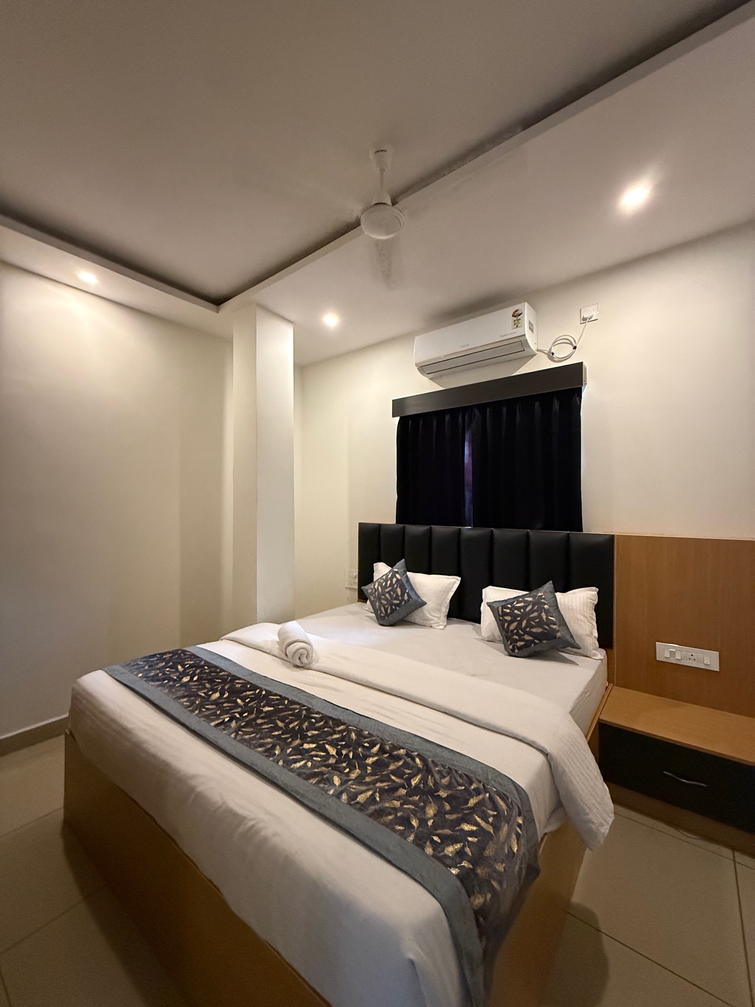 A R Signature Inn - Tap to explore photos