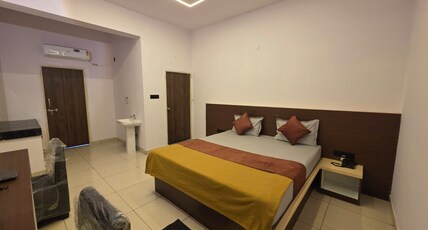 HOTEL GOLDY PREMIUM Room Type - LUXURY ROOM (AC with King Bed)