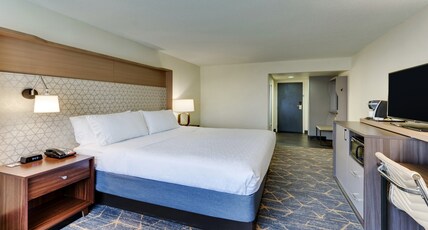 Holiday Inn STAUNTON CONFERENCE CENTER Room Type - 1 King Standard Comm Accessible Tub