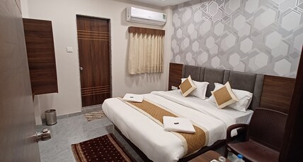Leela Palace Room Type - Deluxe AC Room