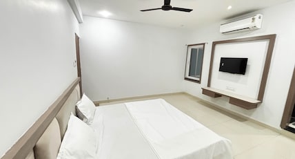 Hotel Narayana Room Type - Deluxe Room with AC