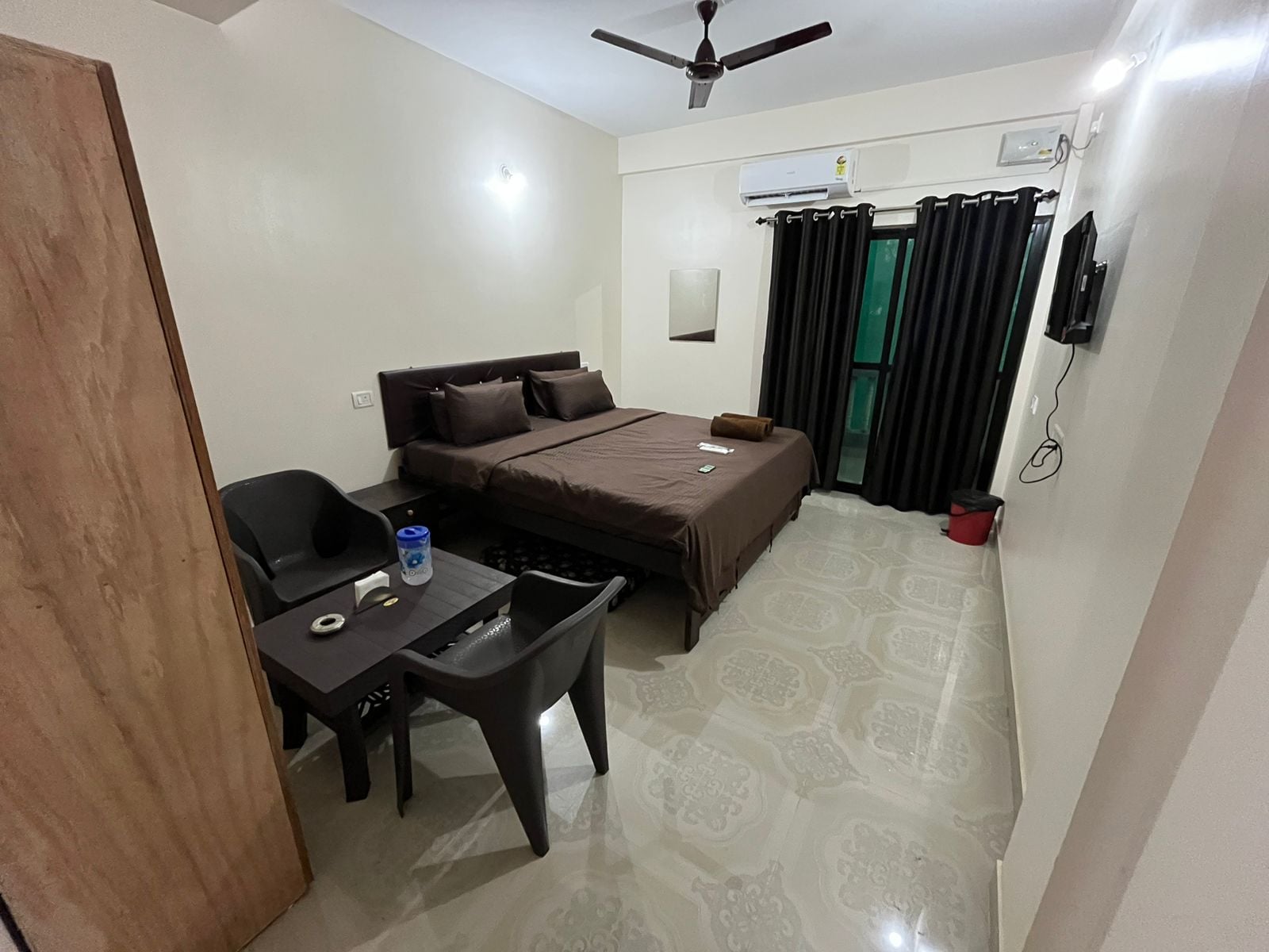 Saffron Baga - Tap to explore photos