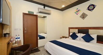 Hotel Paradise Continental  800 Meters from Railway Station Room Type - Deluxe AC Room