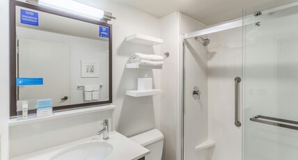 Hampton Inn Eau Claire Room Type - 1 KING BED NONSMOKING