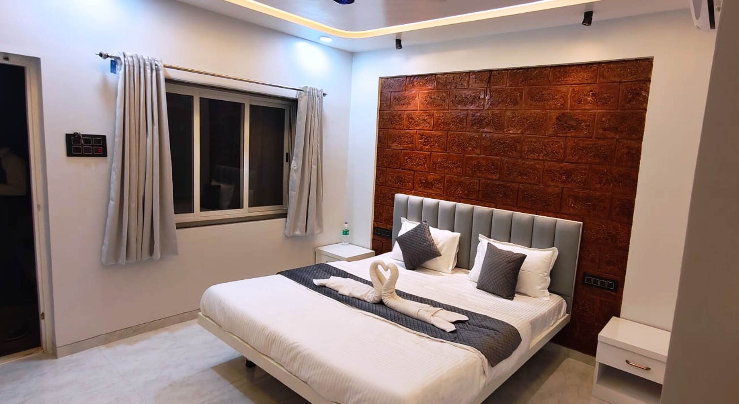 Redstone Retreat Varsoli, Alibag - Tap to explore photos