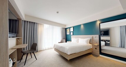 Hampton by Hilton Manchester Northern Quarter Room Type - QUEEN ROOM WITH CITY VIEW Hampton by Hilton Manchester Northern Quarter Room Type - QUEEN ROOM WITH CITY VIEW
