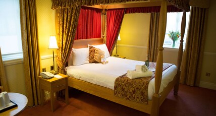 Best Western Gables Hotel Room Type - 1 Queen Bed, Executive, Four-Poster Bed, Free High Speed Internet, Spacious, Music Device, Non-Smoki Best Western Gables Hotel Room Type - 1 Queen Bed, Executive, Four-Poster Bed, Free High Speed Internet, Spacious, Music Device, Non-Smoki