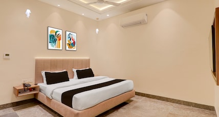Super Collection O B.R. Ambedkar Park Taramandal Formerly Shree Krishna Inn Room Type - Classic with Balcony Super Collection O B.R. Ambedkar Park Taramandal Formerly Shree Krishna Inn Room Type - Classic with Balcony