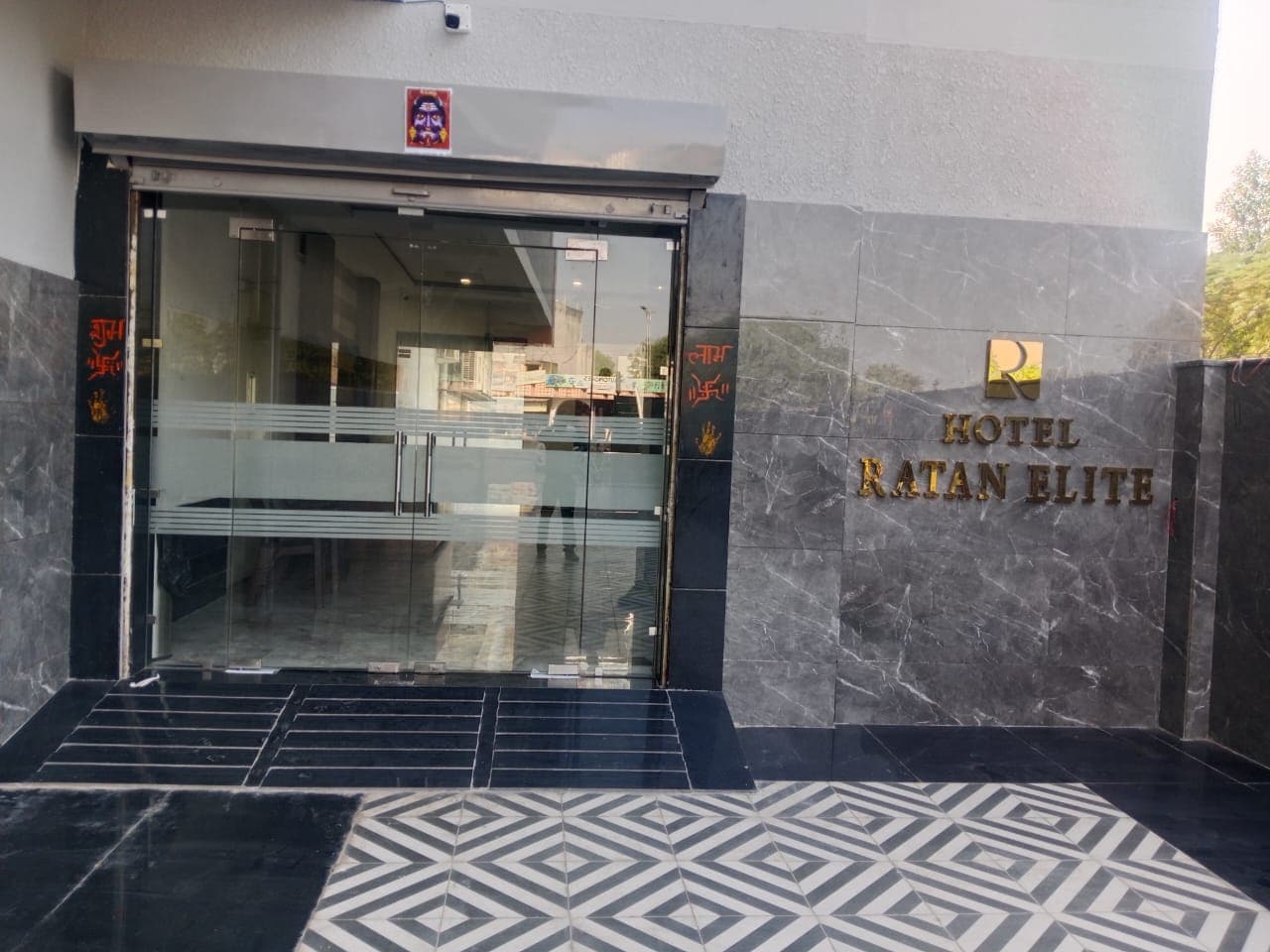 HOTEL RATAN ELITE - Tap to explore photos