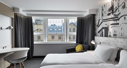 Radisson Blu Hotel, Edinburgh City Centre Room Type - Premium Room Radisson Blu Hotel, Edinburgh City Centre Room Type - Premium Room