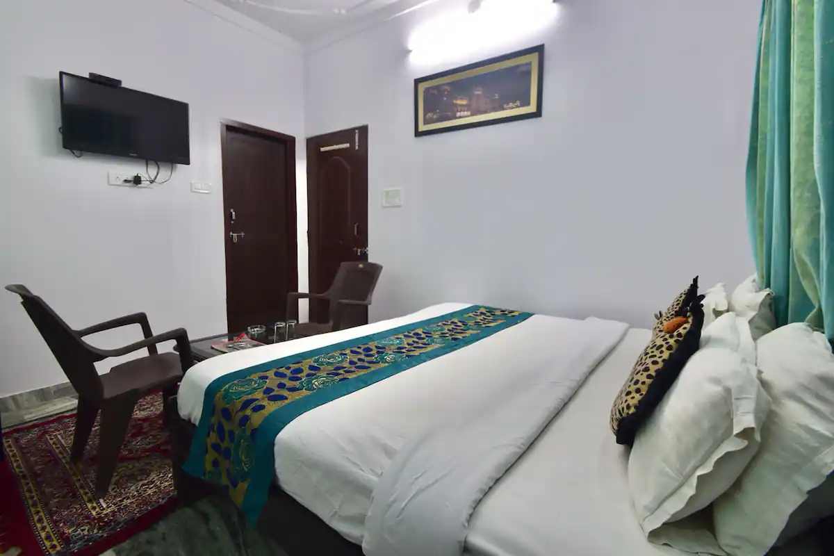 Aashiyana Comfort Homestay |Rooms & Caretaker| Room Type - Deluxe Double
