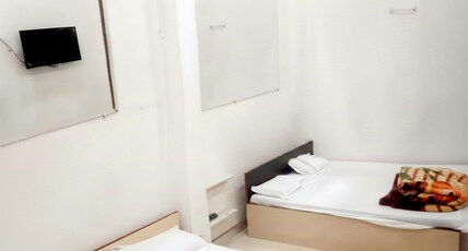 Madan Residency Amritsar, 750m from Golden Temple Room Type - BIG FAMILY ROOM(2 DOBBLE+2SINGLE BED)