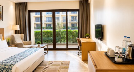 Parklane Resort Room Type - Club Room with Deck- Pool View