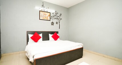 SUNRISE GUEST HOUSE Gurugram Room Type - Deluxe A.C Rooms