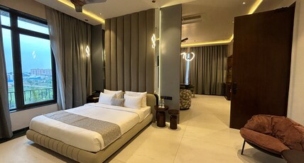 OMAYA SUITES Room Type - Deluxe Suite King Bed City View Balcony with Jacuzzi