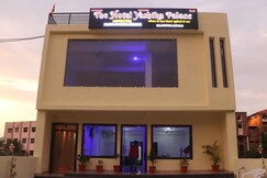 THE HOTEL YASHIKA PALACE