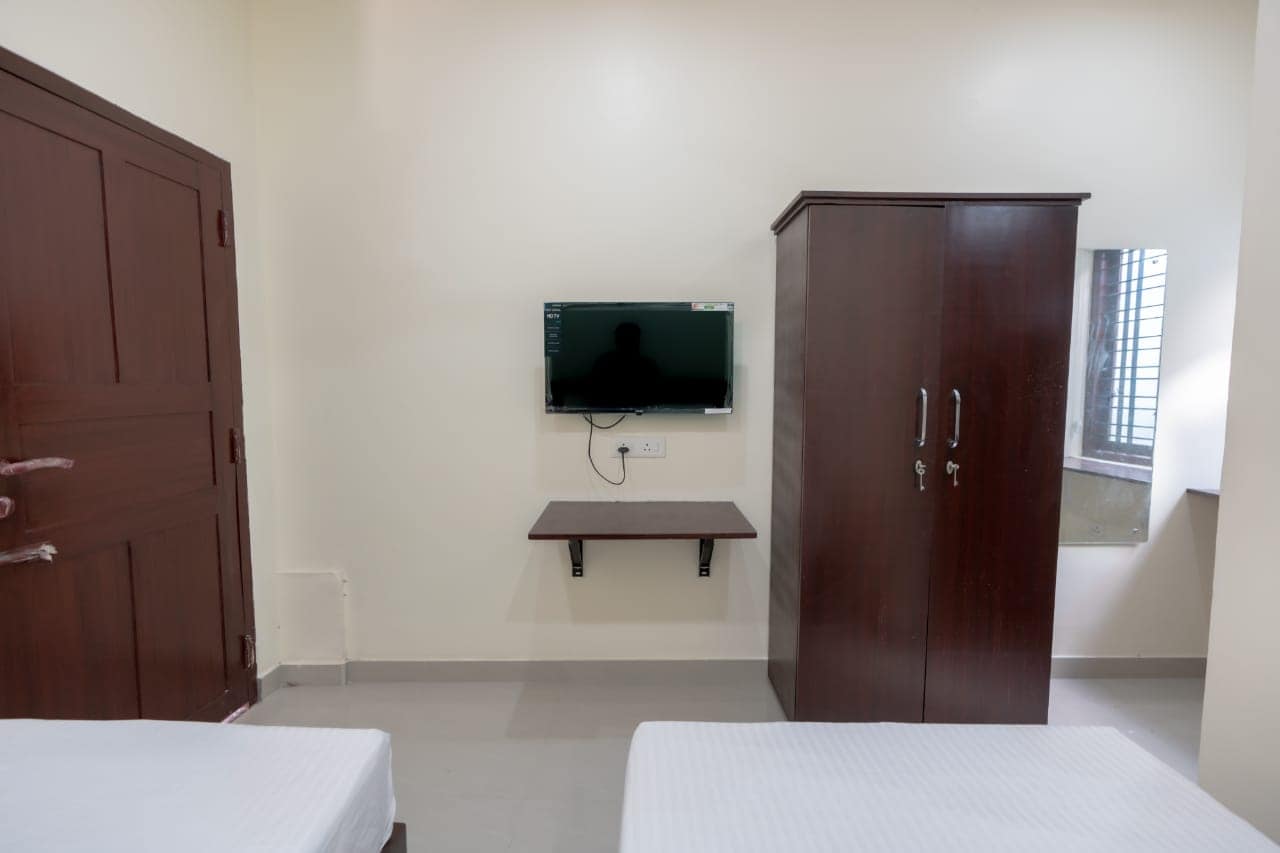 Masterkey Deluxe Rooms - Tap to explore photos