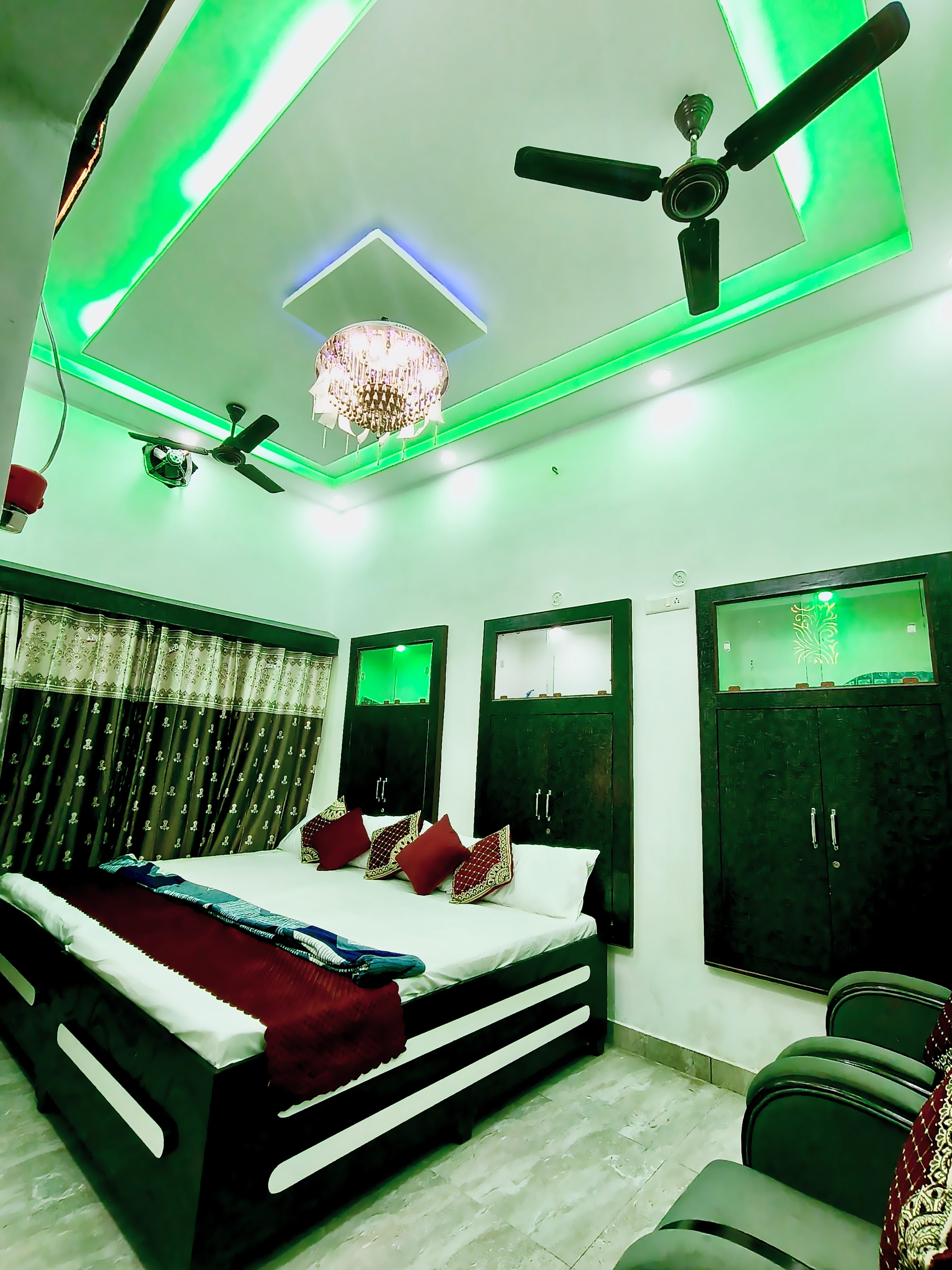 Shri Ji Divine Homestay - Tap to explore photos