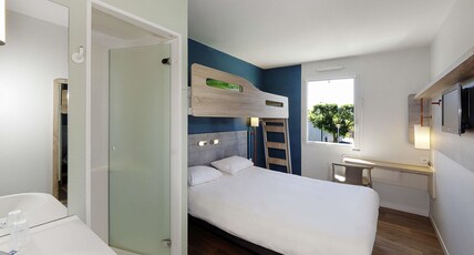 ibis budget Saint Gaudens Room Type - Triple Room with a large bed and a bunk bed