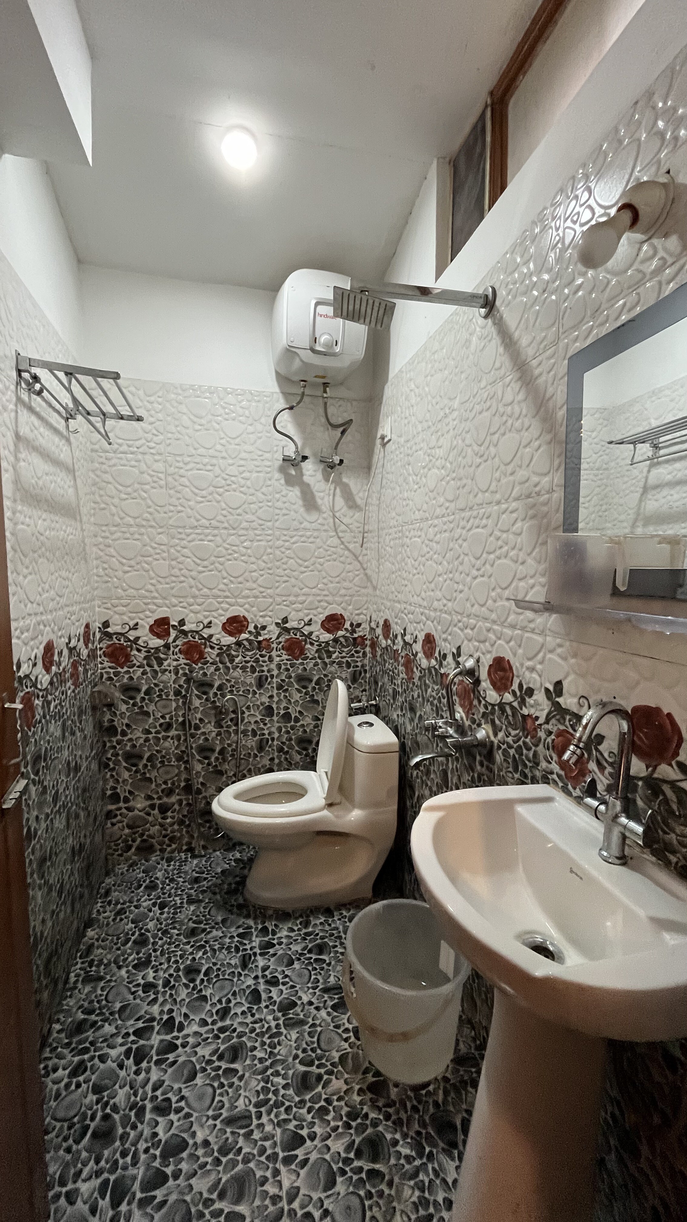 Thangmi Inn 5 Mins Walk From Mall Road - Tap to explore photos