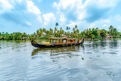 Alaya Stays Palm Dale | Serene Heritage Retreat by the Backwaters with Garden & Restaurant