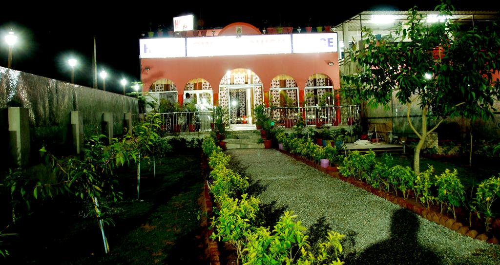 Hotel Dwarkadhish Palace - Tap to explore photos