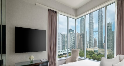 Traders Hotel Kuala Lumpur by Shangri-La Room Type - Twin Towers View Suite 1 King Traders Hotel Kuala Lumpur by Shangri-La Room Type - Twin Towers View Suite 1 King
