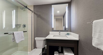Best Western Parkway Hotel Toronto North Room Type - 1 Queen Bed, Non-Smoking, Walk In Shower, Microwave And Refrigerator