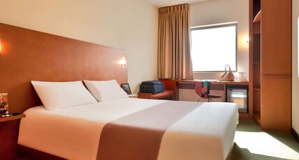 ibis Amman Room Type - Room with 1 double bed equipped with the new bedding ibis Amman Room Type - Room with 1 double bed equipped with the new bedding