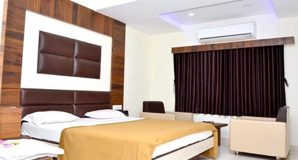 THE NEW HOLIDAY INN Room Type - Suite Room