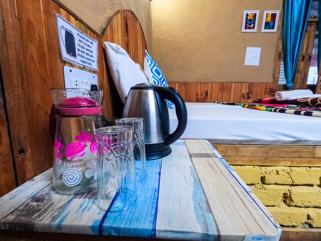 Tirthan Nature Lap Homestay - Mud walled Rooms - Tap to explore photos
