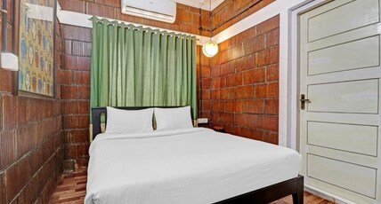 Oaks Inn Room Type - Deluxe Room Balcony Room