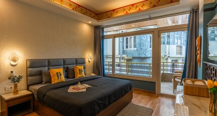 The Hosteller Mcleodganj, Bhagsu Waterfall Room Type - Deluxe Double Room with Balcony