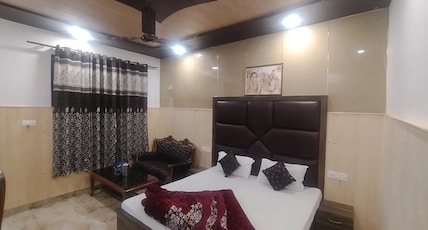 Hotel Bhandari Palace- Near Mall Road Room Type - Semi -Deluxe ( Ground Floor ) Hotel Bhandari Palace- Near Mall Road Room Type - Semi -Deluxe ( Ground Floor )