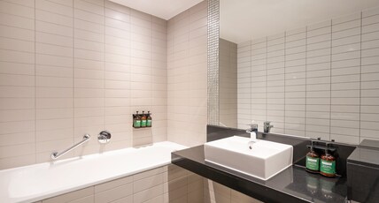 Crowne Plaza NEWCASTLE - STEPHENSON QUARTER Room Type - 2 Double Standard Lounge Access