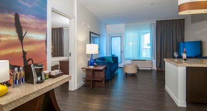 Hotel Indigo WACO - BAYLOR, an IHG hotel Room Type - 1 King 1 Bdrm Suite Jetted Tub Balcony