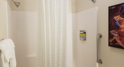 Candlewood Suites APEX RALEIGH AREA, an IHG hotel Room Type - 1 Queen Bed Studio Suite Comm Access Tub