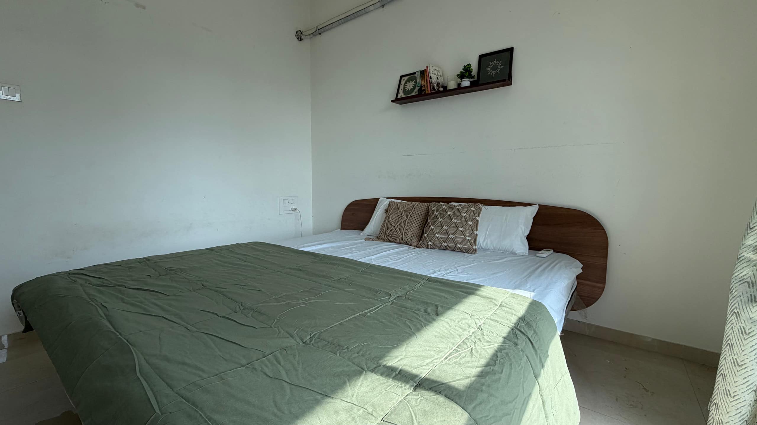 NEW SOBO house 2 BHK in Worli palladium mall - Tap to explore photos
