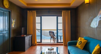 The Hosteller Munnar Room Type - Superior Double Room with Balcony and Valley View