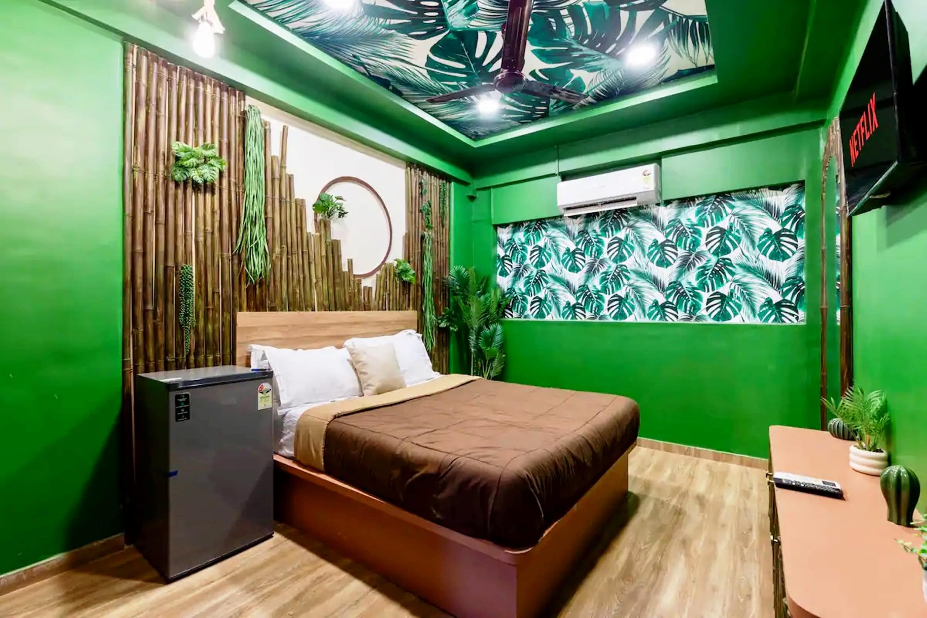 Tropical Room with a Bathtub - Tap to explore photos