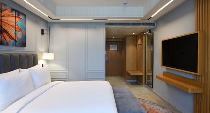 Ramada Encore by Wyndham Rajbagh Srinagar Room Type - 1 King Bed, Hearing Accessible Room, River View