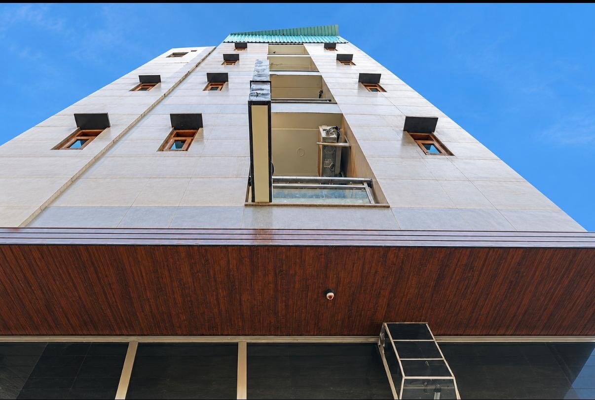 Hotel O Haiderpur Metro Formerly Crown Inn - Tap to explore photos