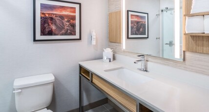 Hilton Garden Inn Albuquerque Uptown Room Type - 1 KING BED WITH SHOWER