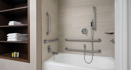 Hilton Indianapolis Hotel & Suites Room Type - 1K MOB ACC TUB - SOFA BED