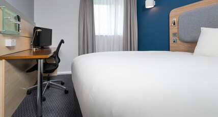 Holiday Inn Express SWINDON CITY CENTRE Room Type - 1 Super King with Free Hot Breakfast Holiday Inn Express SWINDON CITY CENTRE Room Type - 1 Super King with Free Hot Breakfast