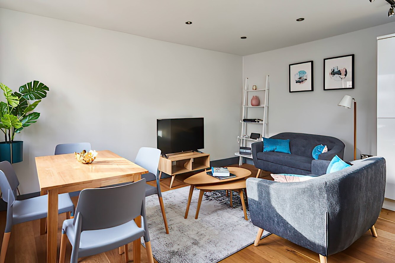 Holborn Viridian Apartment - Tap to explore photos