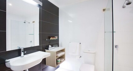 Best Western Plus Apollo International Hotel Room Type - 1 Queen Bed, Non-Smoking, Deluxe Room, Wi-Fi, In House Movies, Bush View